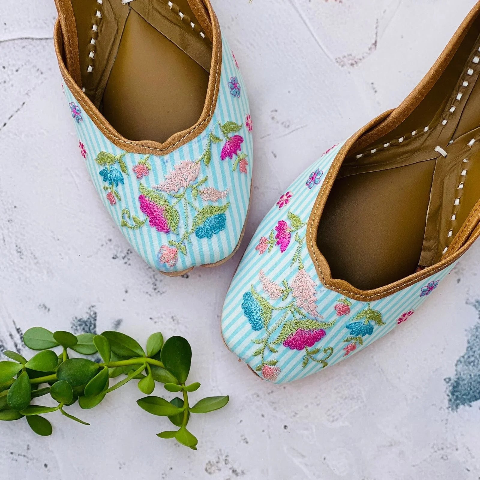 Fiza Kashmiri Embroidered Juttis – GULRAJ by Shreya Dwivedi
